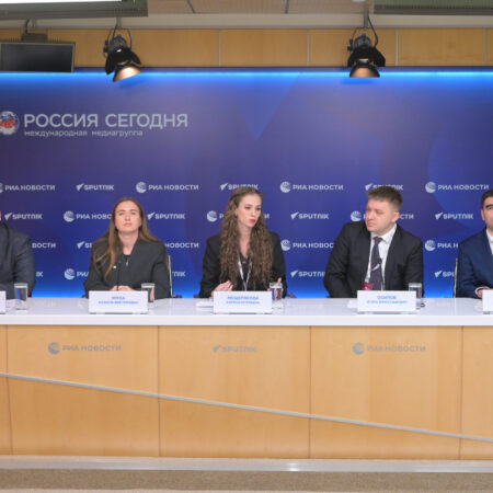 Форум российской идентичности

Участники:

- заместитель Министра науки и высшего образования Российской Федерации Константин МОГИЛЕВСКИЙ

- первый заместитель председателя Комитета Государственной Думы Российской Федерации по делам национальностей Ильдар ГИЛЬМУТДИНОВ

- Герой Российской Федерации, заместитель начальника Главного военно-политического управления Вооруженных Сил Российской Федерации генерал-лейтенант Апти АЛАУДИНОВ

- директор Федерального научного центра психологических и междисциплинарных исследований, академик РАО Юрий ЗИНЧЕНКО

- директор Центра экстренной психологической помощи МЧС России Юлия ШОЙГУ