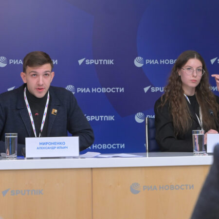 Форум российской идентичности

Участники:

- заместитель Министра науки и высшего образования Российской Федерации Константин МОГИЛЕВСКИЙ

- первый заместитель председателя Комитета Государственной Думы Российской Федерации по делам национальностей Ильдар ГИЛЬМУТДИНОВ

- Герой Российской Федерации, заместитель начальника Главного военно-политического управления Вооруженных Сил Российской Федерации генерал-лейтенант Апти АЛАУДИНОВ

- директор Федерального научного центра психологических и междисциплинарных исследований, академик РАО Юрий ЗИНЧЕНКО

- директор Центра экстренной психологической помощи МЧС России Юлия ШОЙГУ