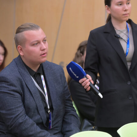 Форум российской идентичности

Участники:

- заместитель Министра науки и высшего образования Российской Федерации Константин МОГИЛЕВСКИЙ

- первый заместитель председателя Комитета Государственной Думы Российской Федерации по делам национальностей Ильдар ГИЛЬМУТДИНОВ

- Герой Российской Федерации, заместитель начальника Главного военно-политического управления Вооруженных Сил Российской Федерации генерал-лейтенант Апти АЛАУДИНОВ

- директор Федерального научного центра психологических и междисциплинарных исследований, академик РАО Юрий ЗИНЧЕНКО

- директор Центра экстренной психологической помощи МЧС России Юлия ШОЙГУ