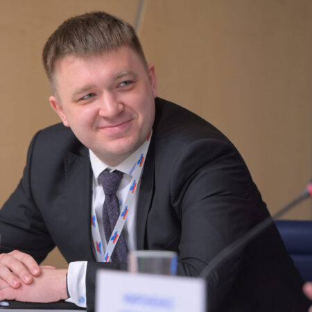 Форум российской идентичности

Участники:

- заместитель Министра науки и высшего образования Российской Федерации Константин МОГИЛЕВСКИЙ

- первый заместитель председателя Комитета Государственной Думы Российской Федерации по делам национальностей Ильдар ГИЛЬМУТДИНОВ

- Герой Российской Федерации, заместитель начальника Главного военно-политического управления Вооруженных Сил Российской Федерации генерал-лейтенант Апти АЛАУДИНОВ

- директор Федерального научного центра психологических и междисциплинарных исследований, академик РАО Юрий ЗИНЧЕНКО

- директор Центра экстренной психологической помощи МЧС России Юлия ШОЙГУ