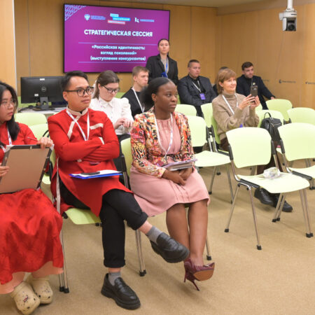 Форум российской идентичности

Участники:

- заместитель Министра науки и высшего образования Российской Федерации Константин МОГИЛЕВСКИЙ

- первый заместитель председателя Комитета Государственной Думы Российской Федерации по делам национальностей Ильдар ГИЛЬМУТДИНОВ

- Герой Российской Федерации, заместитель начальника Главного военно-политического управления Вооруженных Сил Российской Федерации генерал-лейтенант Апти АЛАУДИНОВ

- директор Федерального научного центра психологических и междисциплинарных исследований, академик РАО Юрий ЗИНЧЕНКО

- директор Центра экстренной психологической помощи МЧС России Юлия ШОЙГУ