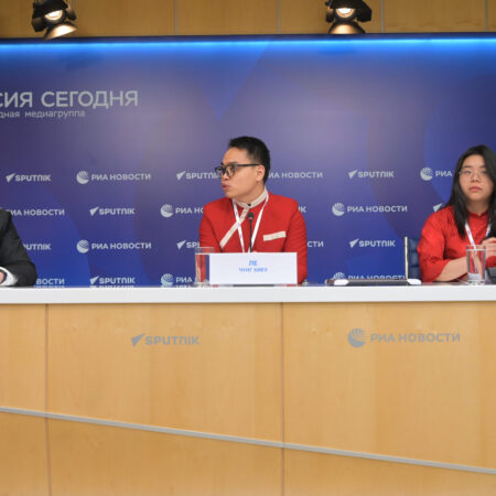 Форум российской идентичности

Участники:

- заместитель Министра науки и высшего образования Российской Федерации Константин МОГИЛЕВСКИЙ

- первый заместитель председателя Комитета Государственной Думы Российской Федерации по делам национальностей Ильдар ГИЛЬМУТДИНОВ

- Герой Российской Федерации, заместитель начальника Главного военно-политического управления Вооруженных Сил Российской Федерации генерал-лейтенант Апти АЛАУДИНОВ

- директор Федерального научного центра психологических и междисциплинарных исследований, академик РАО Юрий ЗИНЧЕНКО

- директор Центра экстренной психологической помощи МЧС России Юлия ШОЙГУ