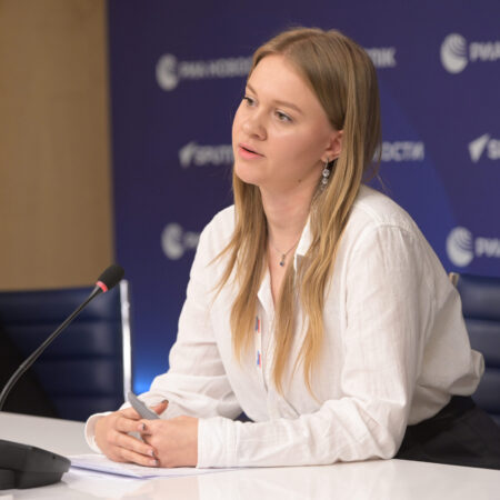 Форум российской идентичности

Участники:

- заместитель Министра науки и высшего образования Российской Федерации Константин МОГИЛЕВСКИЙ

- первый заместитель председателя Комитета Государственной Думы Российской Федерации по делам национальностей Ильдар ГИЛЬМУТДИНОВ

- Герой Российской Федерации, заместитель начальника Главного военно-политического управления Вооруженных Сил Российской Федерации генерал-лейтенант Апти АЛАУДИНОВ

- директор Федерального научного центра психологических и междисциплинарных исследований, академик РАО Юрий ЗИНЧЕНКО

- директор Центра экстренной психологической помощи МЧС России Юлия ШОЙГУ