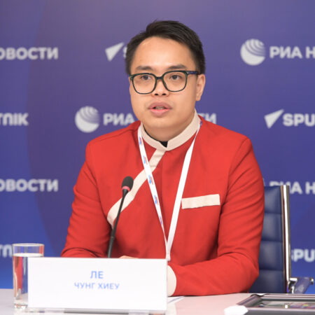 Форум российской идентичности

Участники:

- заместитель Министра науки и высшего образования Российской Федерации Константин МОГИЛЕВСКИЙ

- первый заместитель председателя Комитета Государственной Думы Российской Федерации по делам национальностей Ильдар ГИЛЬМУТДИНОВ

- Герой Российской Федерации, заместитель начальника Главного военно-политического управления Вооруженных Сил Российской Федерации генерал-лейтенант Апти АЛАУДИНОВ

- директор Федерального научного центра психологических и междисциплинарных исследований, академик РАО Юрий ЗИНЧЕНКО

- директор Центра экстренной психологической помощи МЧС России Юлия ШОЙГУ